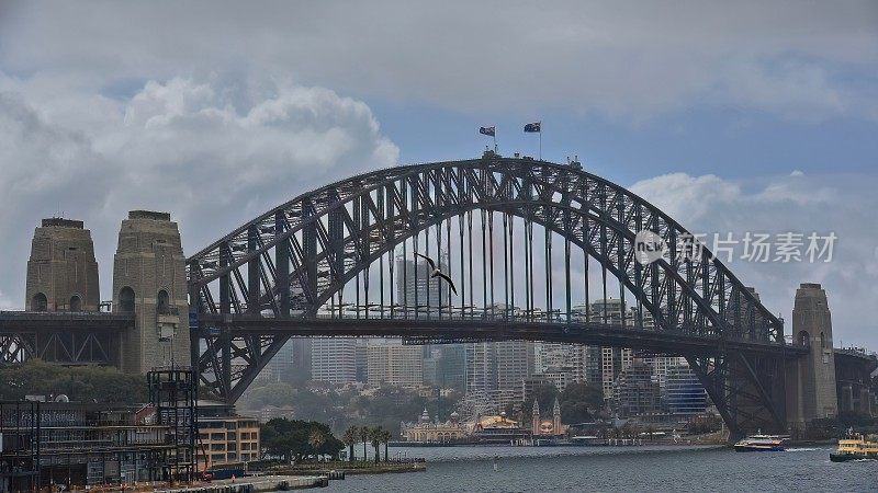 从环形码头火车站看悉尼海港大桥的拱门和塔架——云雾笼罩的天空。澳大利亚昆士兰州- - 480